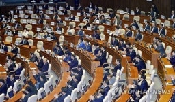 여당은 박수, 야당은 인쇄물 시위