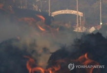 불길 너머의 로드리게스 훈련장