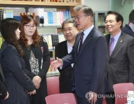 고등학교 학부모 만난 문재인 대표