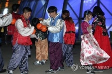 한복 입고 핼러윈 댄스 파티