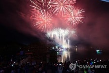 가을밤 만끽…울산 선암호수 가요제·불꽃쇼 열려