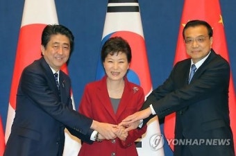밝은 표정의 3국 정상