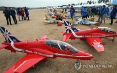 활주로에 놓인 모형비행기