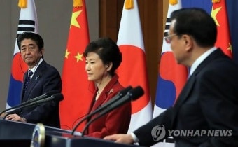 <한일중 정상회의> 리커창 총리 발언 경청하는 아베 총리