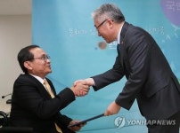 임명장 받는 한국장애인문화예술원 신종호 이사장