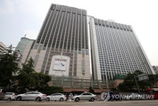 안갯속 호텔롯데 상장…면세점 재허가 1차 관문