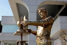 동상으로 되살아난 조각가 문신