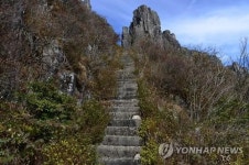 철거 앞둔 무등산 지왕봉 콘크리트 계단