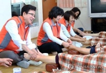 어르신 발 마사지하는 구청장