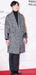 포즈 취하는 권율