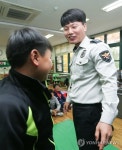 경찰에게 저항하는 역할 해보는 학생