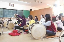 부천 한 초등학교 학생들의 국악 연주 교육