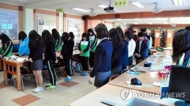 묵념하는 광주 북구 우산중 학생들