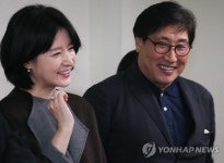부사관 음악회 참석한 이영애 정호영 부부