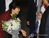 화동과 인사하는 박 대통령