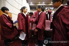 법복이 너무 잘 어울리네