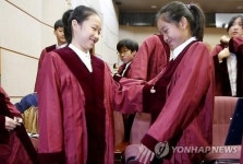 법복이 너무 잘 어울리네