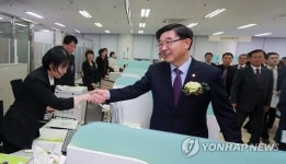 서울강서 고용복지+센터 관계자 격려하는 이기권 장관