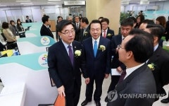 서울강서 고용복지+센터 둘러보는 이기권 장관