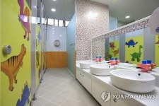 로봇 세면기에 공룡무늬 문…길동초 화장실의 변신