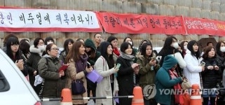 최강창민·최시원 동반입소…팬 수백명 운집
