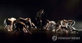 존재의 의미 찾는 무용 공연 그레이