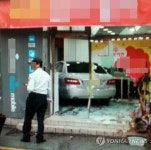 벤츠 승용차 앞차 추돌후 상가 돌진…2명부상(종합)