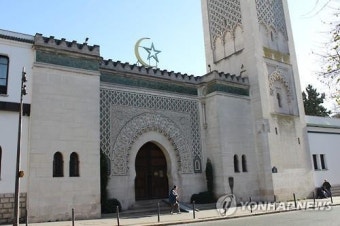 <파리 테러> 프랑스 이슬람교 성직자 금요예배서 테러 규탄