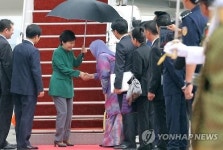 카밀란 의전장과 악수하는 박 대통령