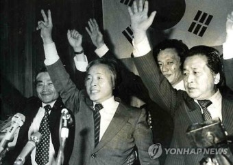 <YS 서거> 환호에 답례하는 김영삼