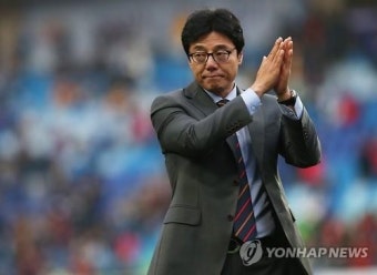 인사 하는 황선홍 감독