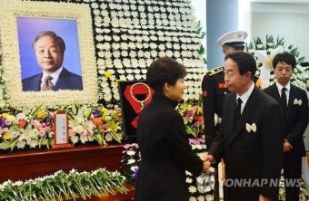 朴대통령, YS 빈소 조문…손명순 여사 손잡고 애도(종합)