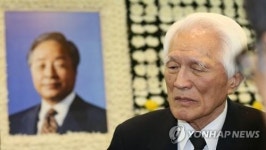 <YS 서거> 빈소 떠나지 못하는 최형우 전 장관