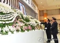  조문하는 경북도지사
