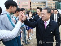 학생들과 하이파이브하는 남경필 지사와 이재정 교육감