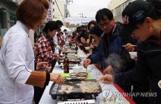 와인 숙성 삼겹살 맛은 어떨까…영동 음식거리서 시식회