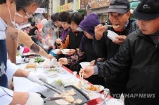와인 숙성 삼겹살 맛은 어떨까…영동 음식거리서 시식회