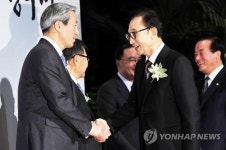 이명박 전 대통령과 인사하는 정몽준 아산재단 이사장