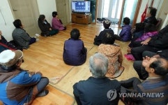 <YS 영결식> TV 앞에서 작별인사하는 고향마을 주민