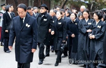 <YS 영결식> 운구차량따르는 유가족