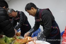 김장 담그기 봉사하는 서울서부지방법원 관계자들