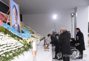 <YS 영결식> 대표분향하는 현철씨