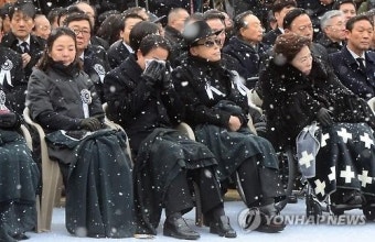 <YS 영결식> 눈물 흘리는 현철씨