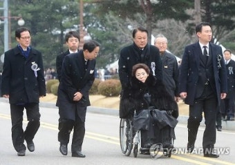 <YS 영결식> 영결식 참석한 손명순 여사와 현철씨