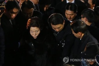 <YS 영결식> 부축 받은 손명순 여사
