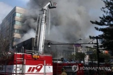 고양 화정역 앞 상가건물서 화재…진화 중(종합)