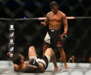 UFC 헨더슨, '어머니의 나라'에서 접전 끝 판정승(종합)