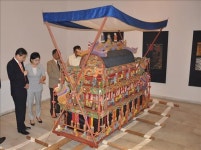 상여 장식하는 목조각 장식품 꼭두 인도 뉴델리서 전시