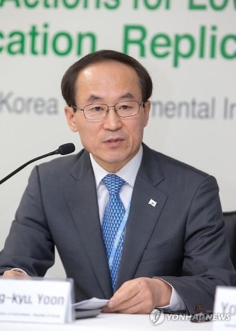 저탄소 생활습관 우수정책 세미나 축사하는 윤성규 환경장관