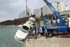 부산 영도 앞바다에 택시 빠진 채 발견…1명 사망